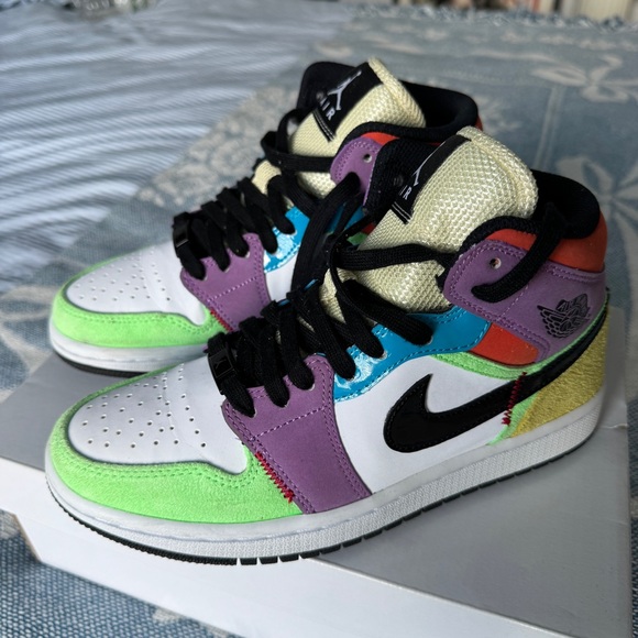 Wmns Air Jordan 1 Mid SE 'Lightbulb' - Picture 1 of 11